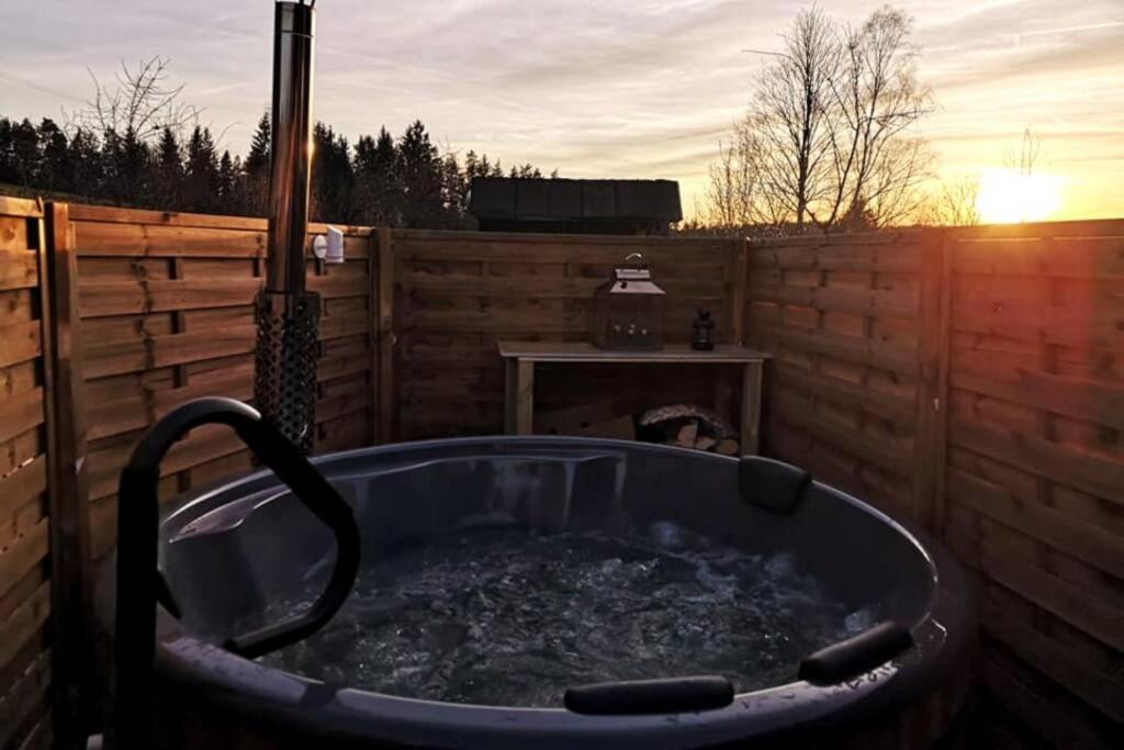 Ruhig Gelegene, Top Moderne Ferienwohnung - Hot Tub Und Sauna Gegen Aufpreis Neuhaus an Der Eger Eksteriør bilde